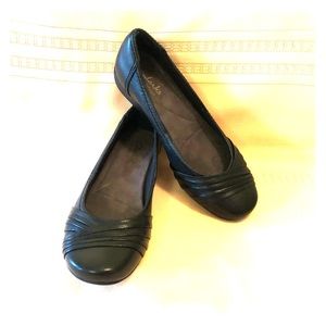 Black leather Clark shoes with 1” heel